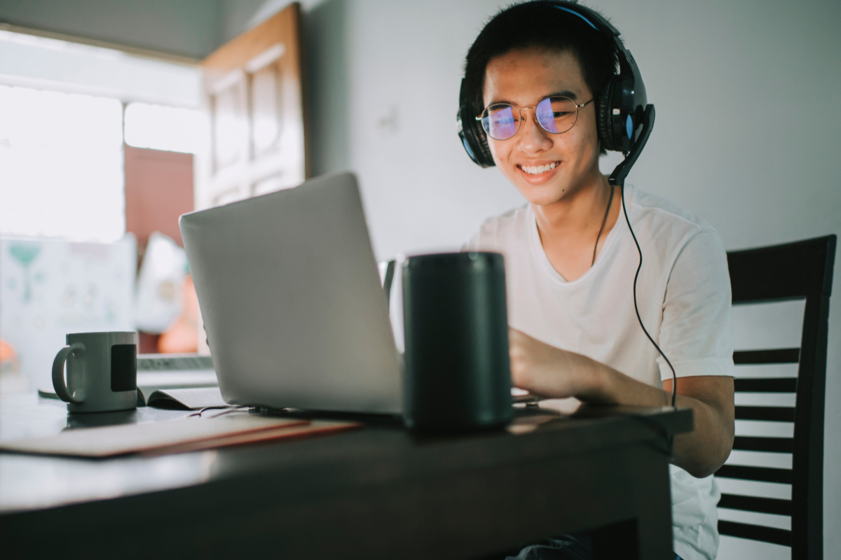 Virtual assistant talking to a client on his laptop